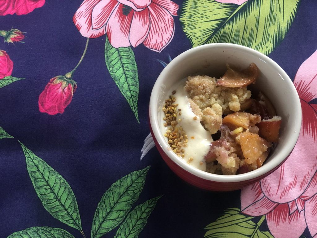 Peach Crumble w Cardamom Custard