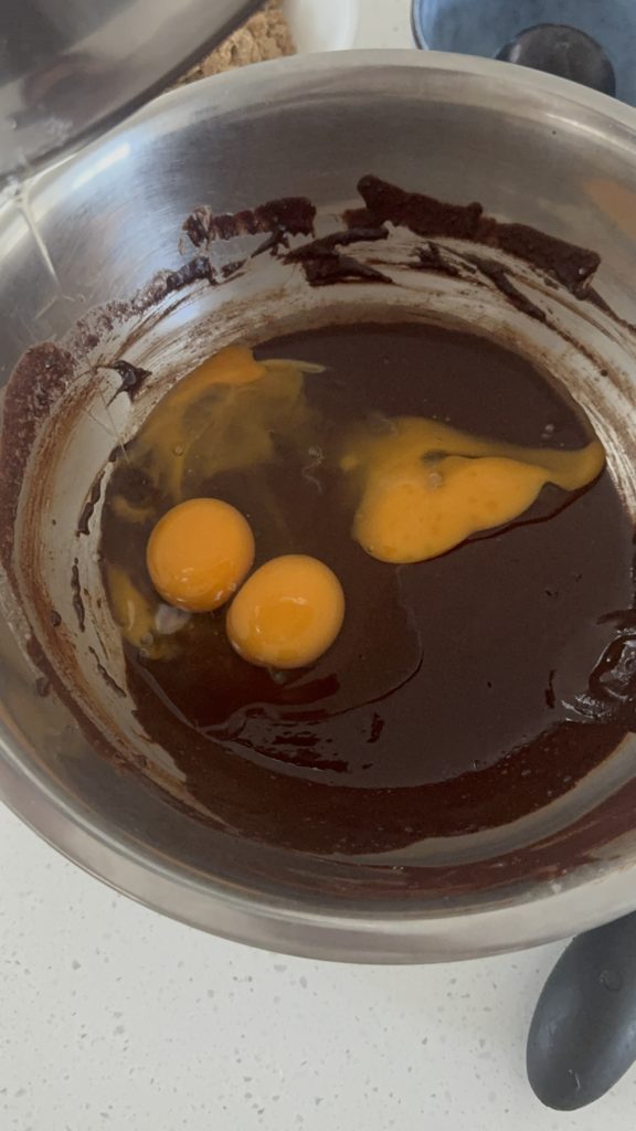 Mix eggs on mixture melted butter and chocolate